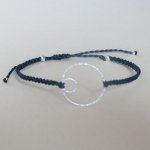 Bracelet fin en micro-macramé bleu canard avec un double-cercle en argent